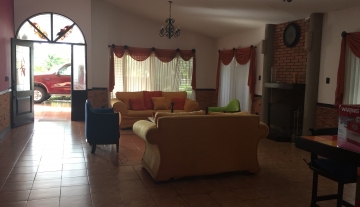 Amplia sala con chimenea Real