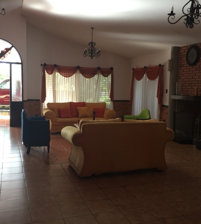 Amplia sala con chimenea Real