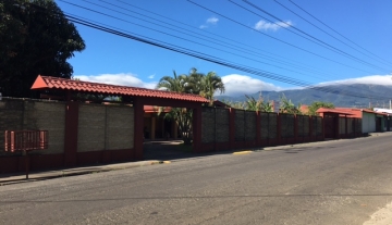 Casa en Grecia con amplia zona verde. 